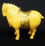 Cavalo em porcelana oriental  craquelê . Medidas 40 x 48 cm.