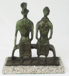 HENRY MOORE. "King and Queen. Escultura em bronze patinado. Reprodução autorizada . Assinada e numerada 4/9. Base em granito. Medidas total 26 x 23 x 12 cm.