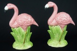 Par de flamingos em porcelana policromada . Medidas 34 x 24 cm cada.