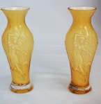 Par de vasos em vidro leitoso na tonalidade amarela , decorado com figura feminina. Alt. 22 cm