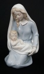 Grupo escultórico  em porcelana policromada  representando Nossa Senhora com Menino Jesus. Alt. 19 cm.