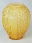 Vaso bojudo em vidro leitoso na tonalidade amarela. Medidas 23 x 18 cm.