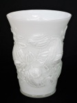 Vaso em vidro leitoso na tonalidade branca, decoração floral em relevo.  Medidas 18 x 14 cm.
