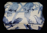 Caixa em porcelana azul e branca decorada com pássaros e borboletas . Medidas 19 x 13 cm.