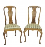 Par de cadeiras em madeira nobre e assentos estofados .Medidas 105 x 50 x 42 cm.