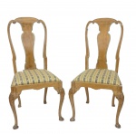 Par de cadeiras em madeira nobre e assentos estafados .Medidas 105 x 50 x 42 cm.