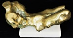 Escultura em bronze dourado e polido, representando "corpo masculino reclinado", medindo 15 x 30 x 16 cm, acompanha base em mármore branca, medindo 5 x 20 x 10 cm, sem assinatura.
