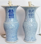 Par de bases para abajour em porcelana azul e branca , decoração com logogramas. ( necessita tomadas) .Alt. 40 cm