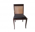 10 cadeiras de design contemporâneo, em madeira nobre, encosto em palhinha, assento em couro preto, medindo 90x48x47 cm.