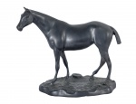 Escultura representando cavalo em bronze fundido, med. 22 x 26 cm.