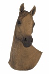 ROGÉRIO PUGSLEY - Escultura em baixo relevo em formato de cabeça de cavalo esculpida em madeira, med. 70 x 37 cm, assinada.