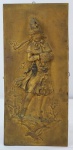 Placa européia em metal dourado, decoração de figura feminina em alto relevo, medindo 43x20 cm