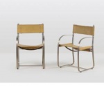 Par de cadeiras, autor desconhecido, cadeiras de braço década 1970, em metal cromado/escovado, estofamento em mantas de couro, (apresenta marcas do tempo e uso). Medidas 88 x 56 x 50 cm.