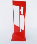 Escultura de chão em ferro trabalhado e pintado de vermelho, com assinatura de M.D., medida: altura:62 cm