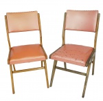 Par de cadeiras designer anos 50 em madeira peroba do campo, estofado em vinil original, apliques no estado (faltam alguns). Medida 88 x 45 x 50 cm.