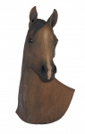 ROGÉRIO PUGSLEY - Escultura em baixo relevo em resina e pó de mármore, em formato de cavalo, med. 69 x 36 cm, assinada.