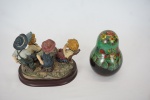 Lote contendo: grupo escultórico em resina "Jogo de cartas" ( 15 x 17 cm) e uma Matrioska em madeira( 14 cm).