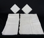 Duas toalhas de mesa em linho com guardanapos, manchas de uso. Medida das toalhas 165x210 cm e 175x230 cm