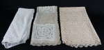 Três toalhas de mesa rendada ( no estado), sendo medidas 120x130 cm, 290x115 cm e 220x180 cm