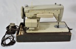 Máquina de costura da marca SINGER, portátil ( no estado - não testada).