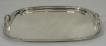 Bandeja com alça em metal espessurado a prata SOPILL. Medidas 51 x 43 cm.