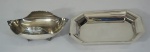 Duas peças em metal espessurado a prata , sendo: pequeno centro de mesa * 27 x 17 cm) e 1 travessa oitavada ( 31 x 22 cm).