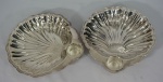 Par de petisqueiras do formato de concha em metal espessurado a prata WOLFF. Medidas 30 x 28 cm. cada.