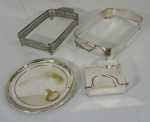Lote com 4 peças diversas em metal espessurado a prata , sendo: 1 porta guardanapos, 1 bandeja redonda e 2 porta pirex.