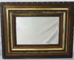 Espelho bizotado com moldura em madeira trabalhada e dourada. Medidas 100 x 80 cm.