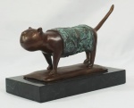 BOTERO. "Gato". Escultura em bronze patinado. Base em mármore preto. Assinado. Medidas: escultura 10 x 28 x 9 cm.  base 3 x 23 x 11 cm.