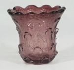Jarra em vidro estilo murano, na cor violeta, detalhes em relevo, decoração c/ pequenas bolhas, medindo 18x16 cm