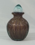 Garrafa em vidro estilo murano, na cor lilás, decoração trabalhada em gomos, medindo 30 cm