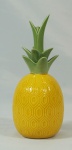 Escultura em cerâmica, em formato de abacaxi, medindo 30 cm