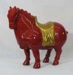 Cavalo em porcelana oriental, decorado na cor vinho com cela em dourado , medindo 40x50 cm