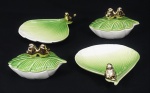 4 peças em cerâmica verde e branca, sendo 2 saboneteiras e 2 porta jóias em formato de folha c/ tampa, decorados com de pássaro em dourado, medindo 18 e 14 cm