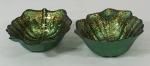 2 petisqueiras em vidro opalinado em forma de folha, detalhes em relevo, na cor verde e dourado, medindo 7x18 cm