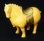 Cavalo em porcelana oriental, decorado em craquelê amarelo e cela dourada, medindo 40x50 cm