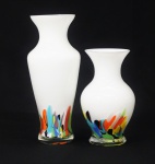 2 vasos em vidro opalinado na cor branco, detalhes coloridos, medindo 20 e 15 cm