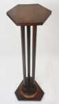 Coluna em madeira nobre sextavada, corpo vazado. Medida 1,05 x 28 x 28 cm.