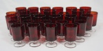 Conjunto em vidro francês na tonalidade vinho, composto de :9 taças para água, 11 taças para vinho tinto e 12 taças para vinho branco. Total 32 peças.