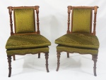 Par de cadeiras baixas em madeira nobre, encosto e assento estofados  em tecido verde. Medidas 76 x 50 x 48 cm.