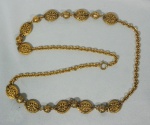 Colar modelo Chanel, em metal plaqueado a ouro, med: comprimento 88,5 cm.