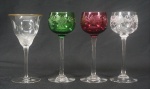 Lote contendo 4 taças em cristal europeu, sendo 3 coloridas mesmo desenho (19 cm) e 1 diferente ( 18 cm).