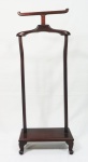 Cabideiro em mogno, medida, 1,13 x 44 x 21 cm.