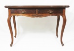 Console reversível para mesa de jogo no estilo Dom José, em madeira nobre, composto de 2 gavetas, puxadores de bronze. Medidas, fechada 81 x 1,19 x 60 cm, aberta 80 x 1,16 x 1,19 cm.