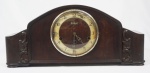 Relógio de mesa da marca Enfeild. caixa em madeira, (no estado0. Medida 25 x 55 x 16 cm.