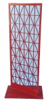 DESIGNER-Linda escultura de chão confeccionada em ferro pintado de vermelho com desenhos geométricos com assinatura de M.D. ,medidas: altura:1,23 m, largura:54 cm