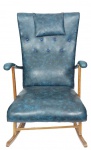 Cadeira de balanço em madeira peroba do campo, braços estofados em acabamento moderno, assento e encosto em vinil na cor azul original. Medida 90 x 61 x 92 cm.