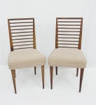 JOAQUIM TENREIRO. Par de cadeiras em Pinho de Riga, assento em tecido na cor areia, encosto vazado. Medida 86 x 45 x 44 cm.