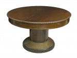 Imponente mesa de jantar redonda art deco, tampo e base em madeira nobre c/ aplicações de placa de cobre, fabricação Leandro Martins, medindo: 76x130 cm ( falta tábua)